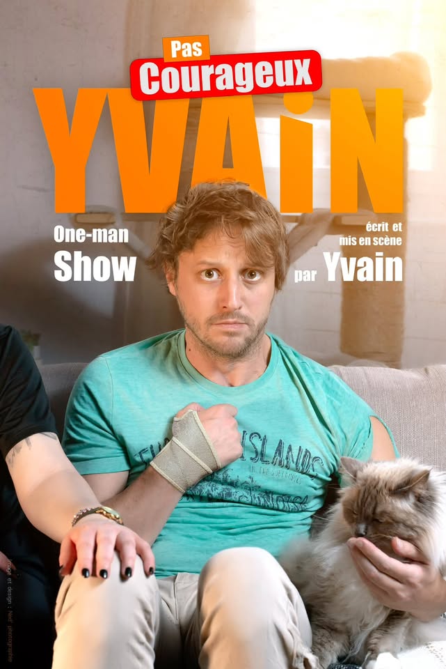 Affiche du spectacle Pas courageux&nbsp;: Yvain, l’air inquiet, assis sur un canapé à côté d’un chat, le poignet bandé.